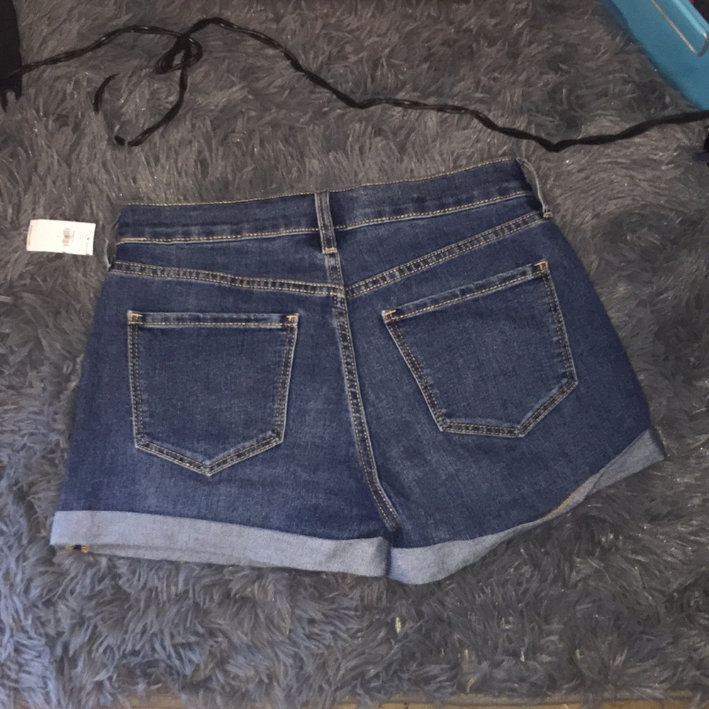old navy shorts - Picture 2 of 2